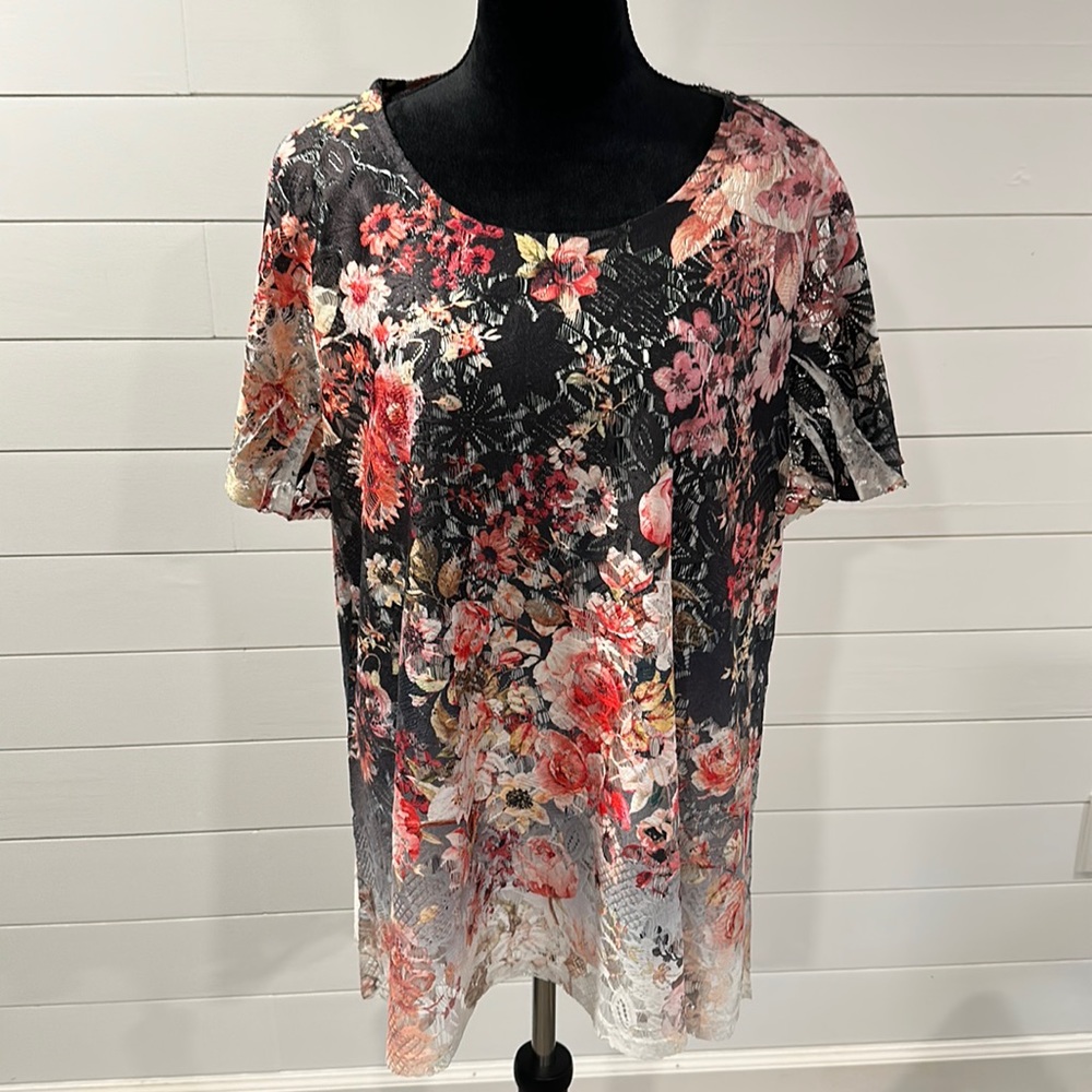 NWT women’s lace floral top. Size 2X